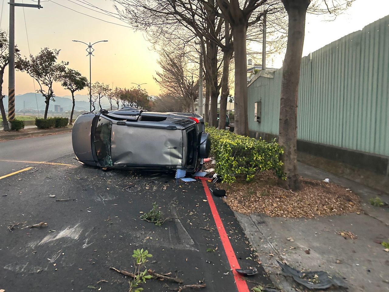 開工第1天就出事 台中男清晨自撞路樹!車翻人傷