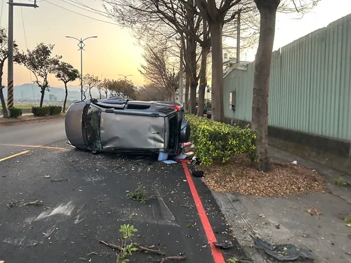 開工就出事！台中男清晨自撞路樹　車翻人傷