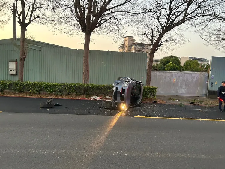 大里區仁堤路春假連假後開工第一天就發生車禍。民眾提供