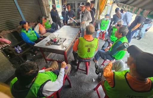 春節沒到就開賭！檳榔攤內藏「三六仔」賭場　東港警強力掃蕩