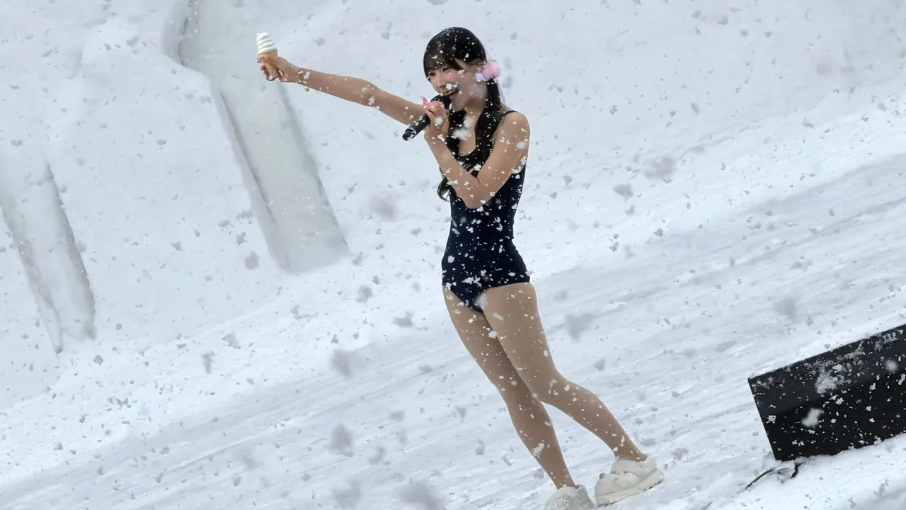 愛田來來在大雪中只穿泳裝表演，引發爭議。翻攝自Planck Stars X