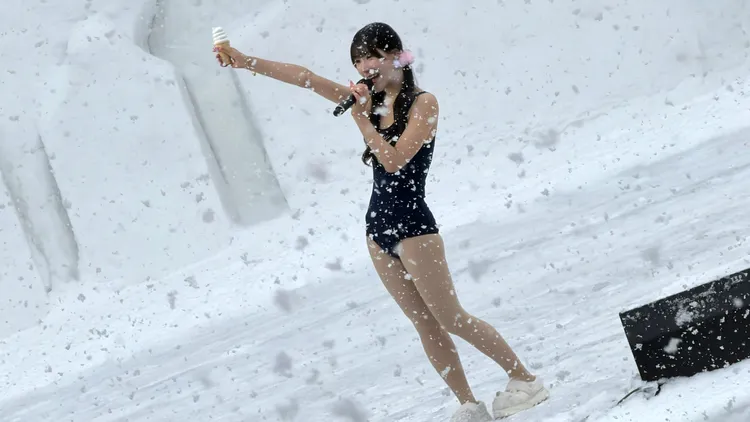 愛田來來在大雪中只穿泳裝表演，引發爭議。翻攝自Planck Stars X