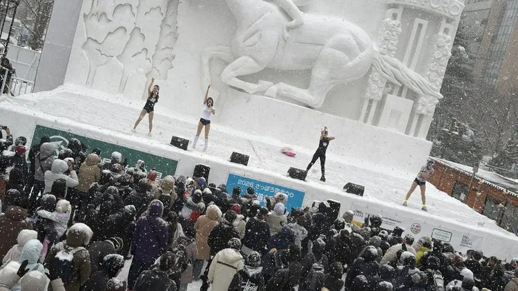 除了愛田來來只穿泳裝表演，其他成員的服裝也不多。翻攝自Planck Stars X