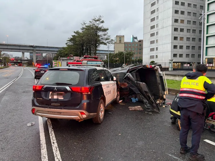 警車與貨車車禍原因及肇事責任仍待釐清。翻攝畫面