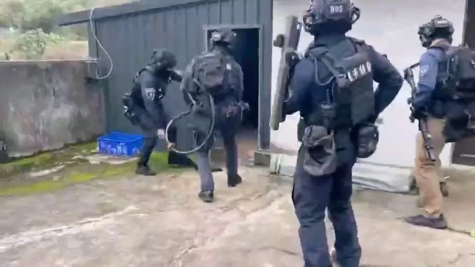警方攻堅搜索陳男的製毒工廠。民眾提供
