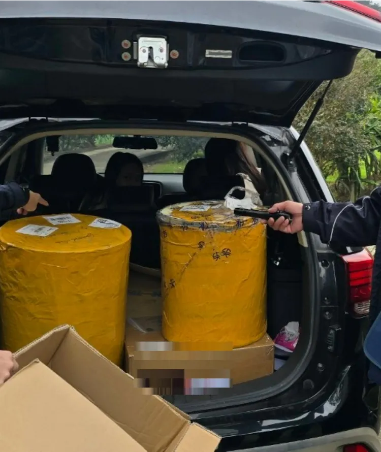 陳男製毒用的化學原料。民眾提供