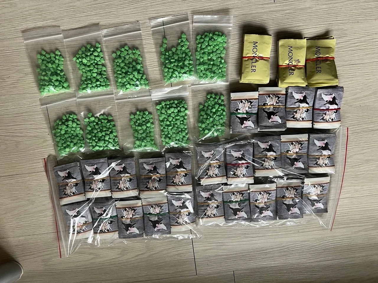 警方還查扣大量搖頭丸、毒品咖啡包。民眾提供