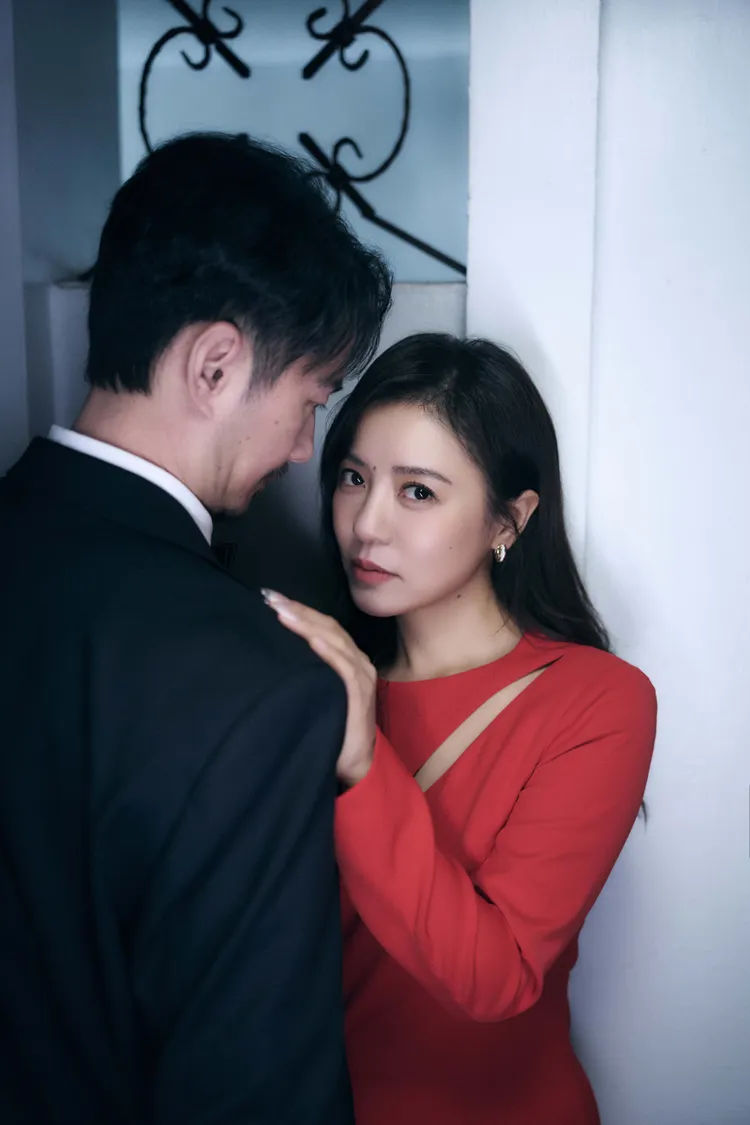 丁噹（右）時隔18年重繹《猜不透》灑脫版，從旁觀者到進入角色。相信音樂提供