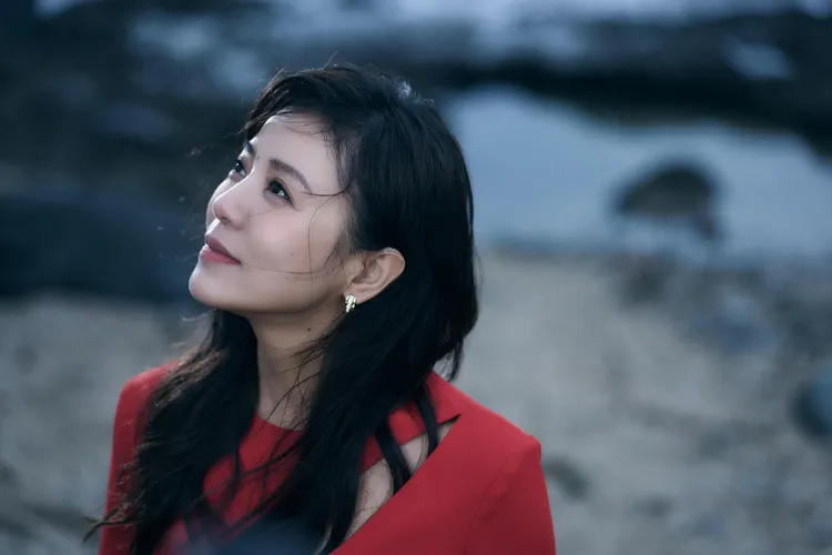 丁噹在海邊拍攝時被路人誤會想不開。相信音樂提供