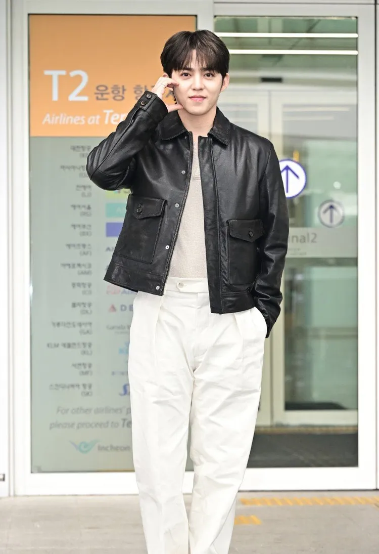 S.COUPS以皮革夾克內搭米色針織衫與純白長褲。品牌提供