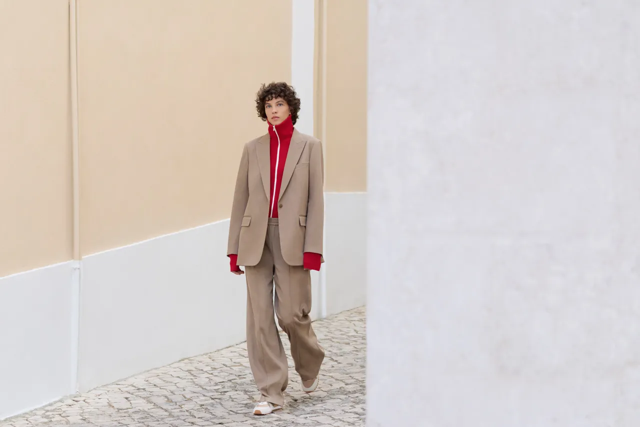 UNIQLO：C 2026春夏系列讓日常休閒單品也能穿出如正裝般的層次質感。品牌提供