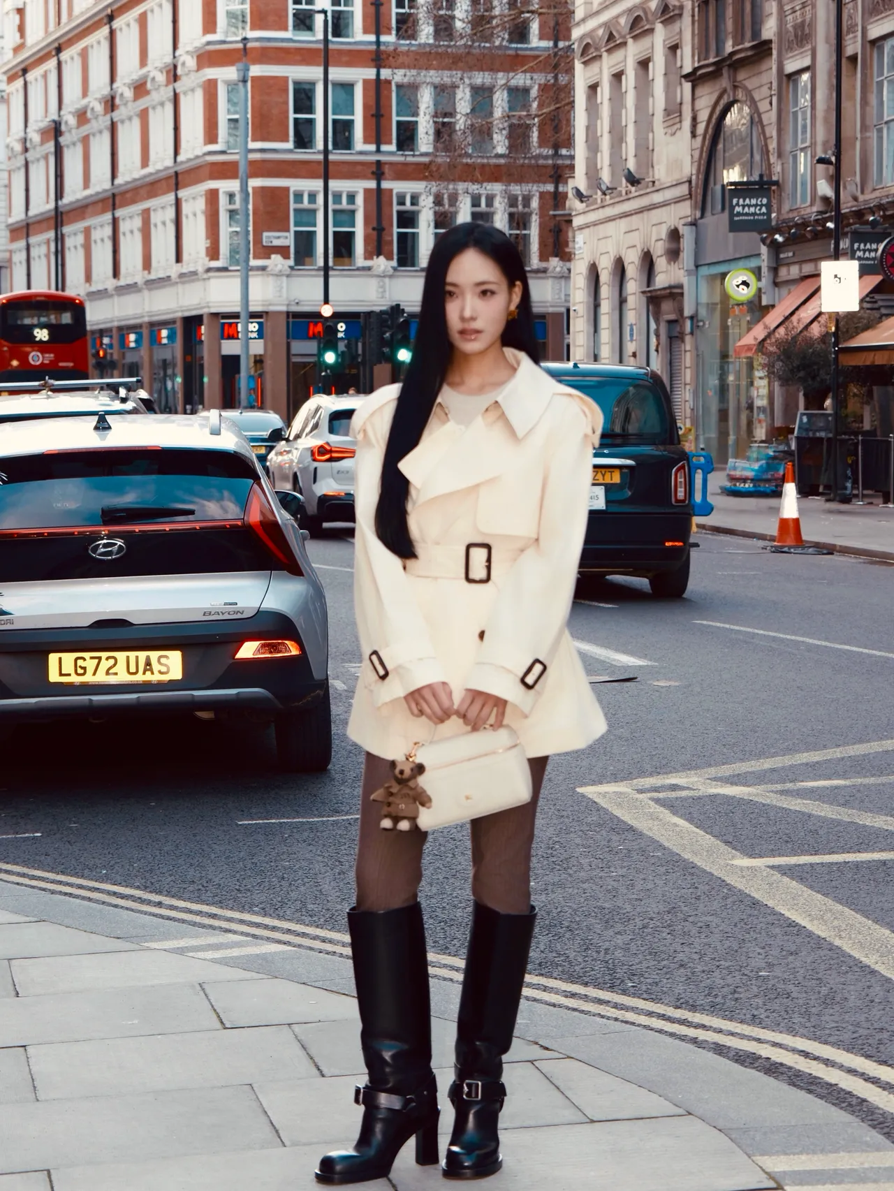 Lily穿著Burberry Fitzrovia短版輕盈棉質風衣、棉質馬褲，搭配Bloomsbury化妝箱包。品牌提供