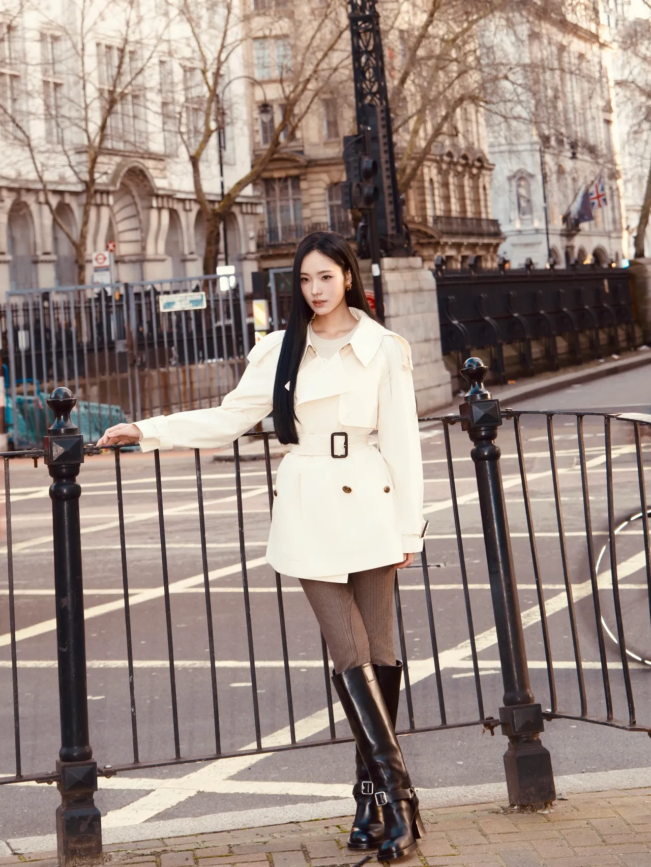 Lily提前飛抵倫敦暖身，並釋出街頭美照。品牌提供