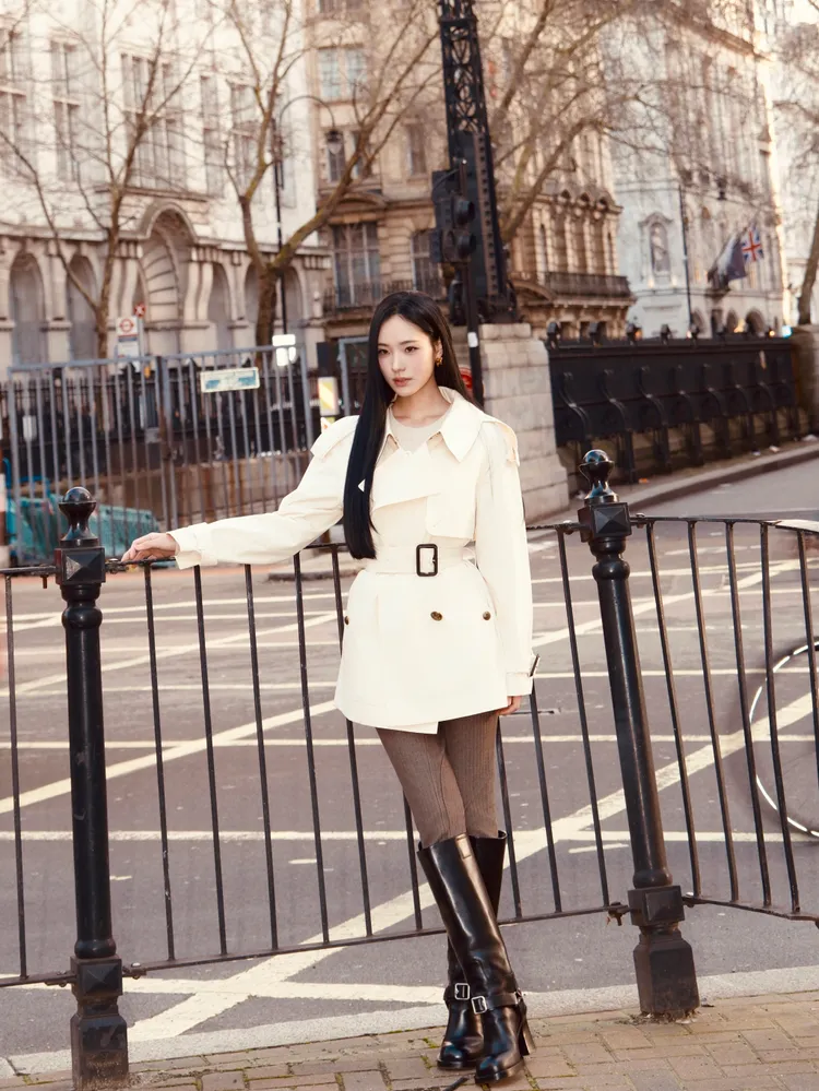 Lily提前飛抵倫敦暖身，並釋出街頭美照。品牌提供