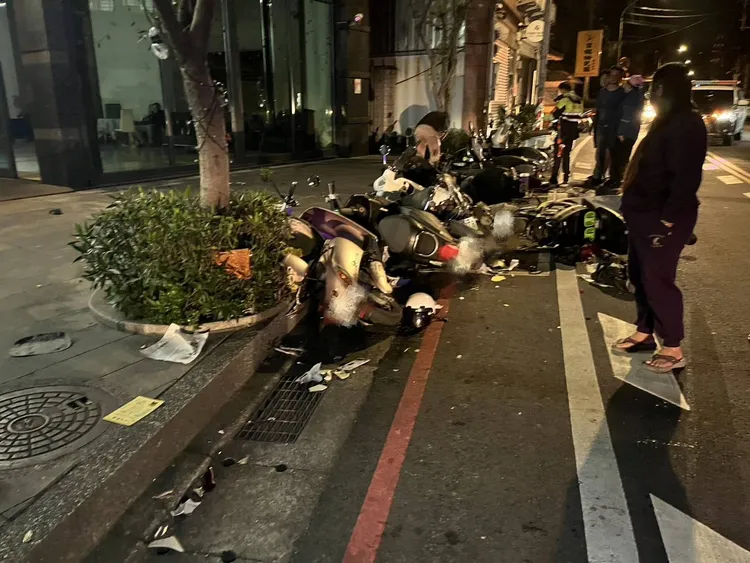 現場停放機車被撞倒。桃園警分局提供