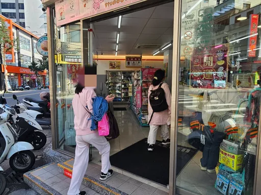 疑母女爭執後失控！女高中生持刀襲擊　釀無辜路人濺血送醫