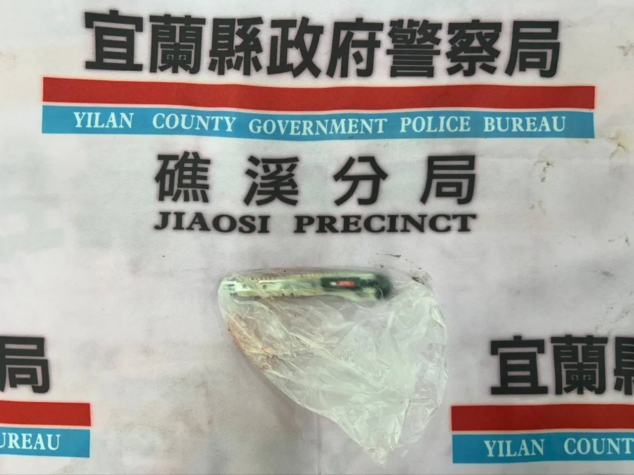 警方趕抵後立刻將涉案少女逮捕，同時查扣犯案用美工刀。翻攝照片