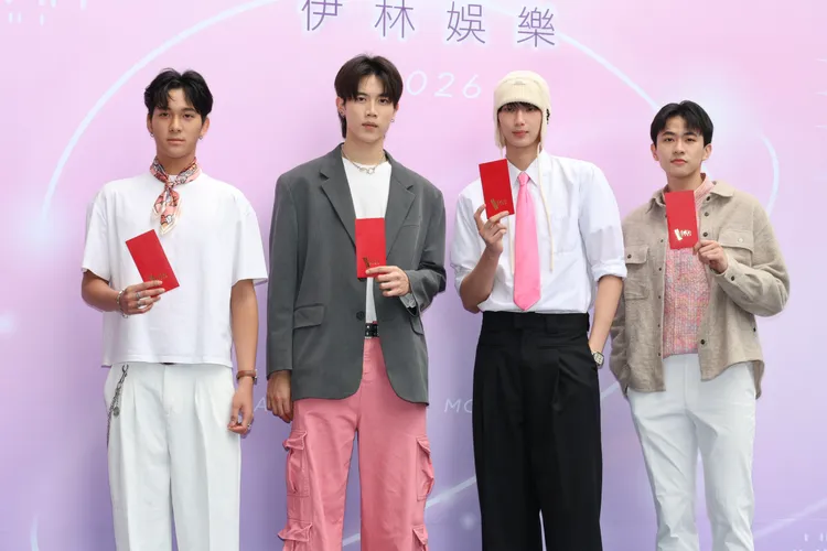 金雲（右二）與同門一起參加開工團拜。莊宗達攝