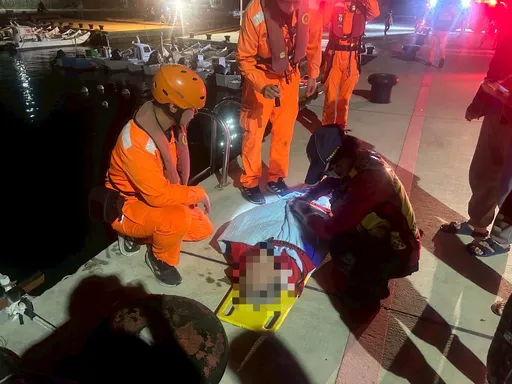 屏東小琉球港區暗夜驚傳落水！海巡火速馳援  救援女子送醫