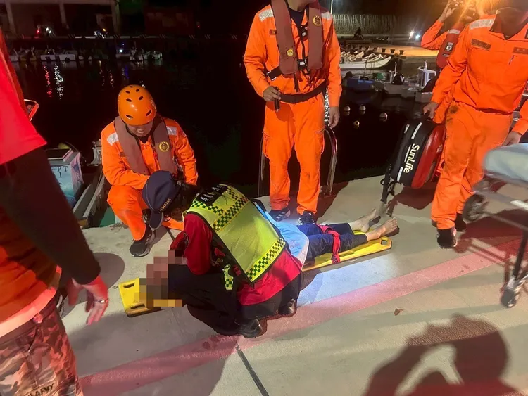 海巡第五岸巡隊將落水女子救起送醫。翻攝畫面