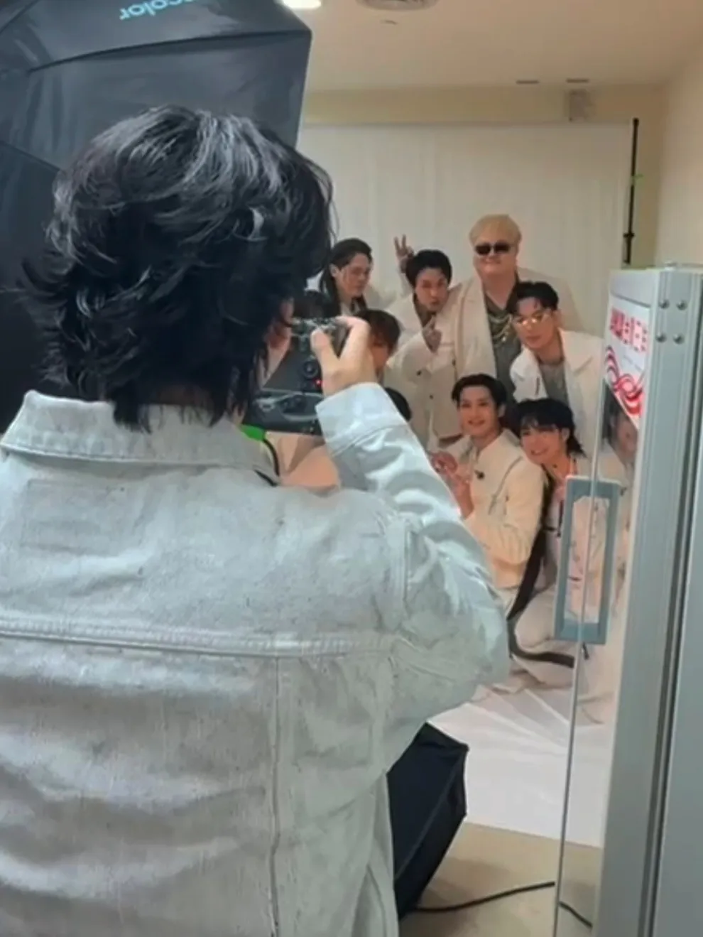 2026紅白最強彩蛋！蕭煌奇掌鏡幫同門師兄弟們合影 新技能解鎖。華納音樂提供