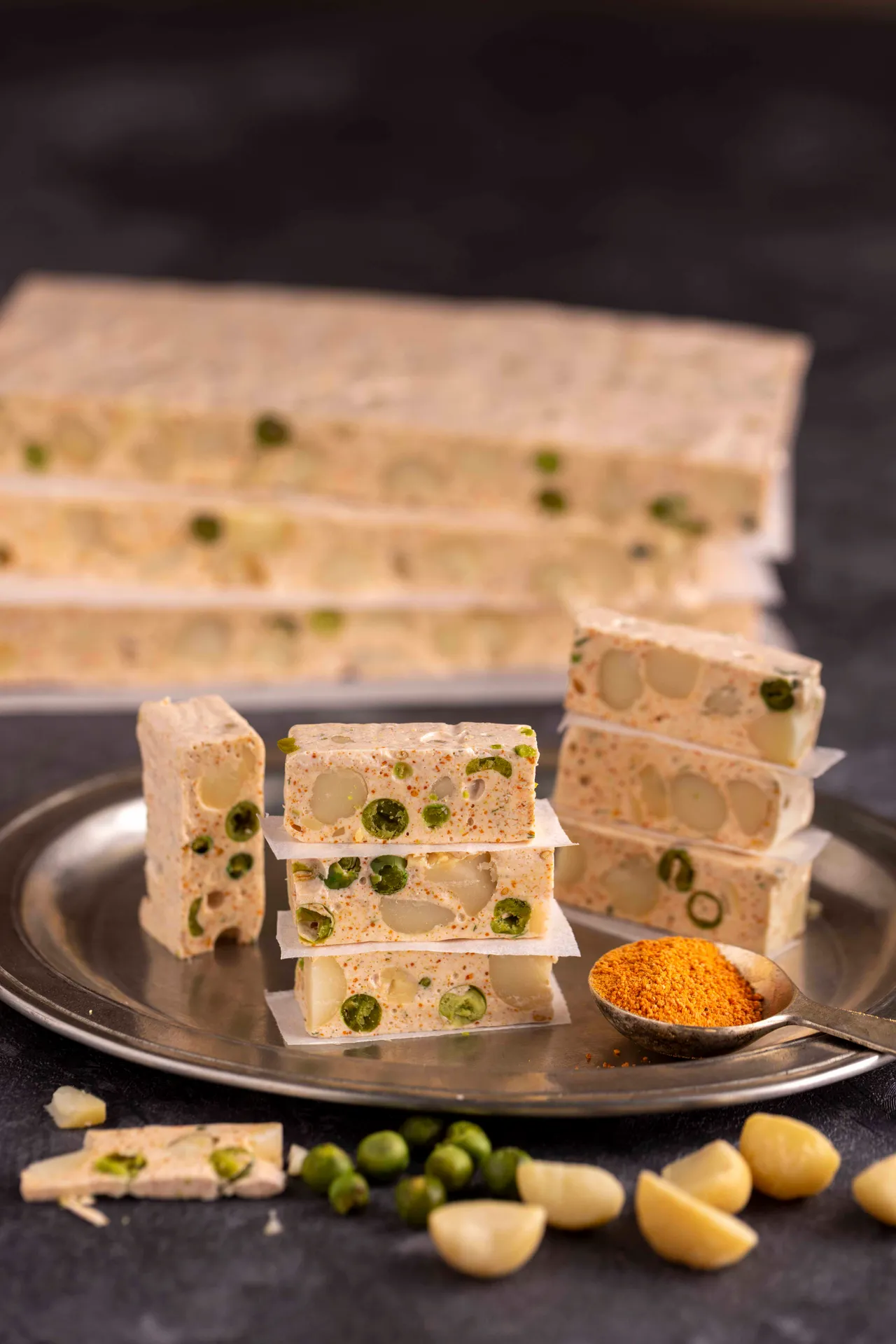 蒜香明太子夏威夷豆牛軋糖420元/200克（原價480元/200克）。在牛軋糖中融入日式明太子和蒜香青豆，鹹鮮香辣，風味一點也不違和，很適合搭酒。業者提供