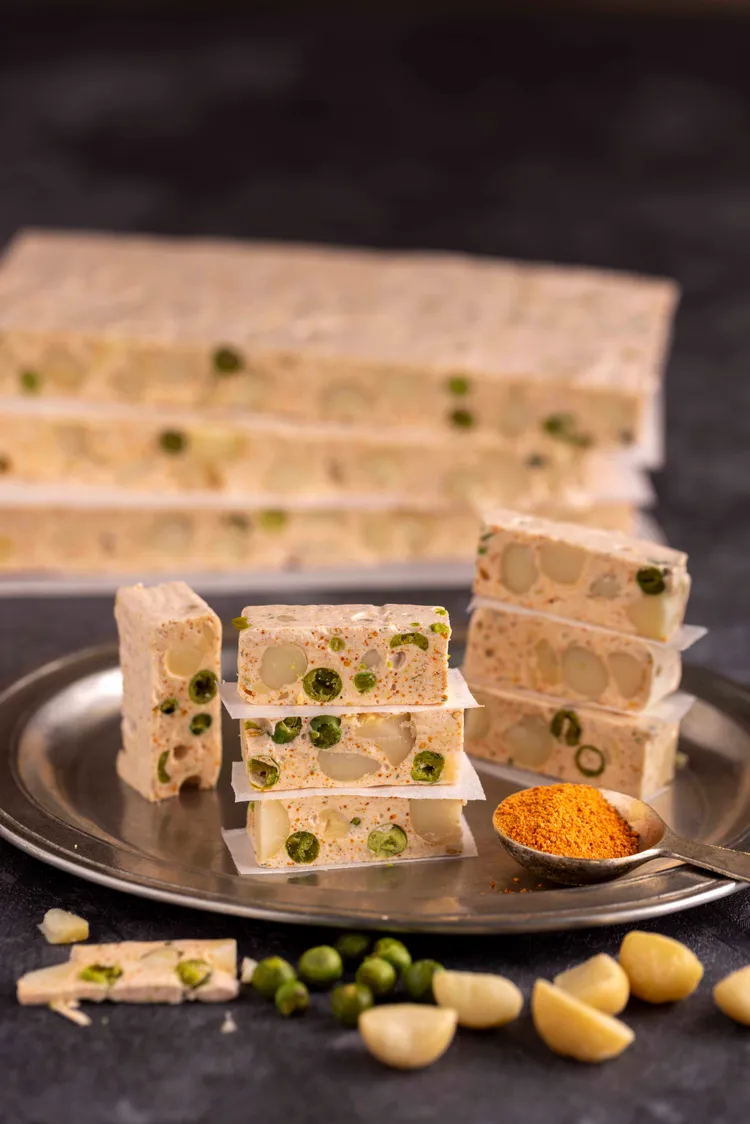 蒜香明太子夏威夷豆牛軋糖420元/200克（原價480元/200克）。在牛軋糖中融入日式明太子和蒜香青豆，鹹鮮香辣，風味一點也不違和，很適合搭酒。業者提供