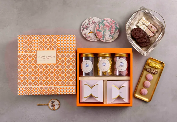 沐月舞風禮盒1300元(原價1450元)。沐月舞風禮盒包含巧克力酥餅、巧克力杏仁脆糖、粉紅雪球泡泡、荔枝玫瑰牛軋糖、玄米抹茶牛軋糖等，酸甜苦甘酥香脆各有食趣。業者提供