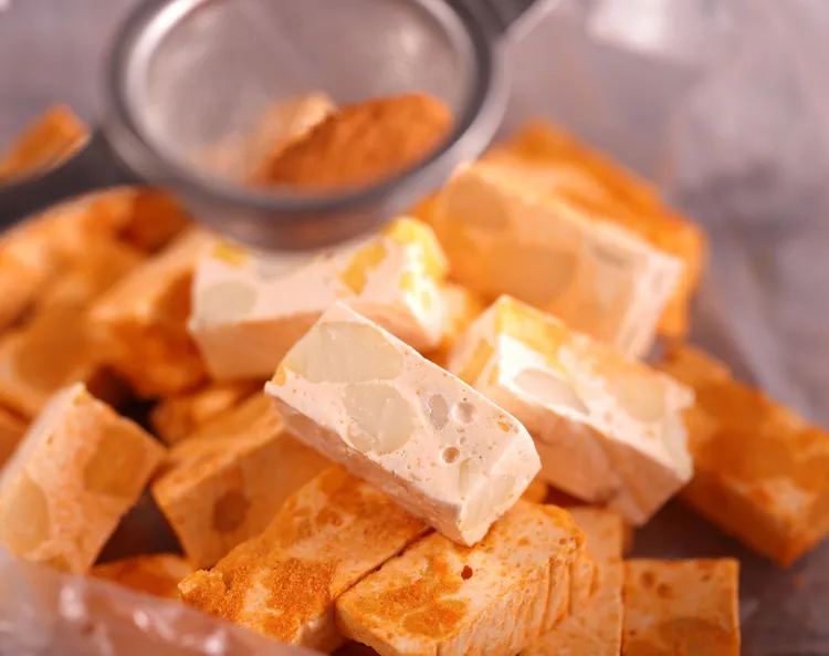 匈牙利紅椒牛軋糖360元/200克(原價390元)。在基礎的原味牛軋糖上，均勻沾裹一層匈牙利紅椒粉，滋味鹹香，鹹甜完美平衡。業者提供