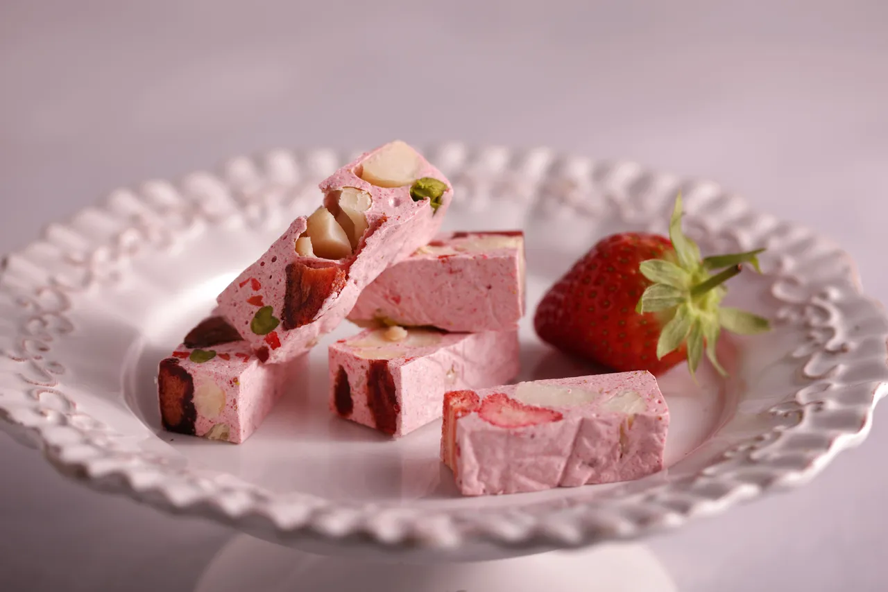 覆盆子草莓牛軋糖530元/200克 (原價580元/200克) 融合了多種草莓製品，外表粉紅浪漫，滋味酸香甜美。業者提供