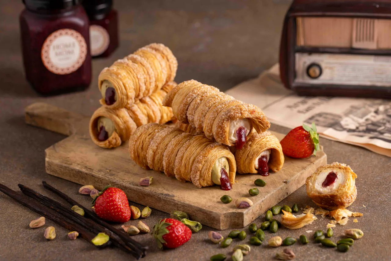 草莓開心果卷卷280元/2卷、草莓香草卷卷280元/2卷。開心果口味中的濃郁堅果味和草莓果醬完美平衡，香草口味的卷卷，則是濃濃的草莓香甜，完美的口感和風味，讓人愛不釋手。業者提供