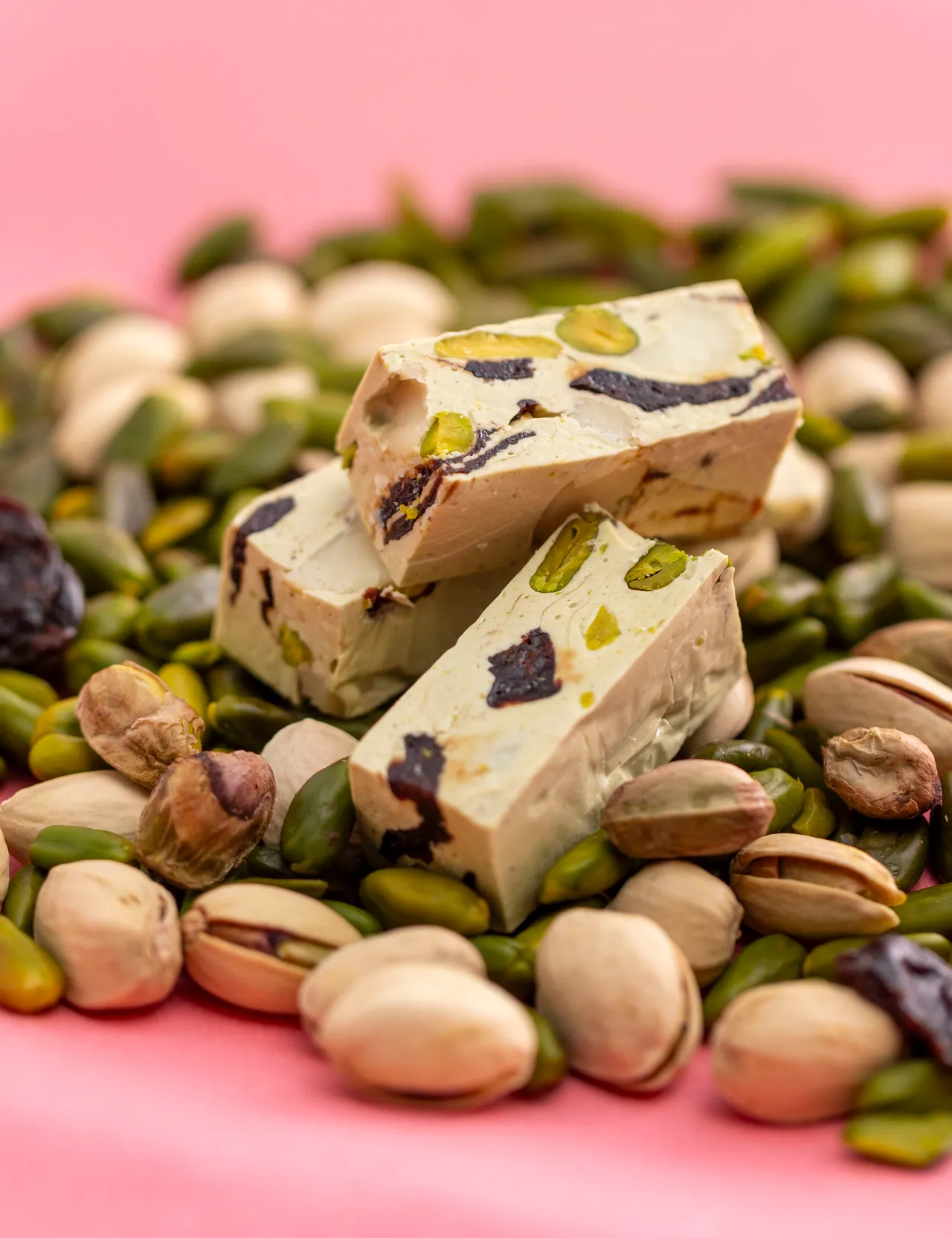 開心果酸櫻桃夏威夷豆牛軋糖530元/200克(原價580元/200克) 以義大利開心果醬製作糖體，並混入大量開心果和酸櫻桃乾等，濃郁的堅果香氣讓人齒頰留香。業者提供