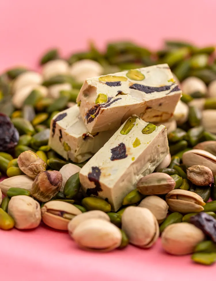 開心果酸櫻桃夏威夷豆牛軋糖530元/200克(原價580元/200克) 以義大利開心果醬製作糖體，並混入大量開心果和酸櫻桃乾等，濃郁的堅果香氣讓人齒頰留香。業者提供