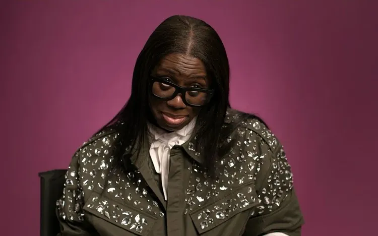 Miss J收到泰拉班克斯傳簡訊說要來看他，但還沒有出現，他邊說邊露出神秘微笑。翻攝Netflix