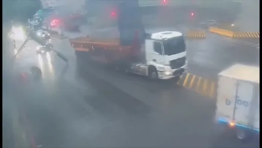 砂石車防塵網未收！勾斷號誌桿　2騎士無辜受波及