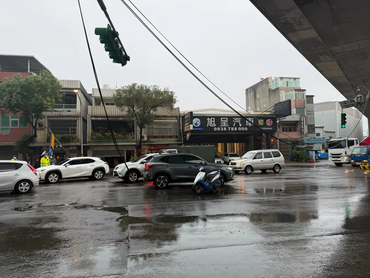 砂石車勾斷號誌桿，機車騎士遭波及。蘆竹警分局提供