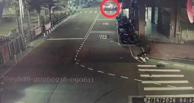 夫妻車內爆衝突甚至互毆，計程車司機無法制止，只好停路邊報警。翻攝畫面