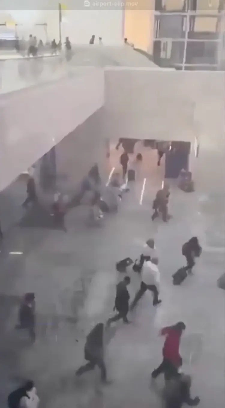 機場可見許多旅客倉皇逃出。翻攝網路