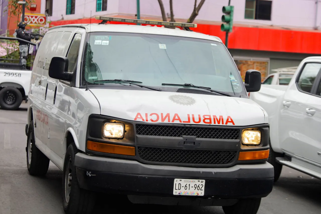 救護車上據信載著遭擊斃的毒梟歐塞奎拉。路透