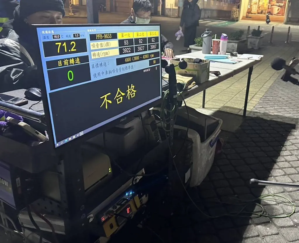 不合格車輛當場開罰。翻攝畫面