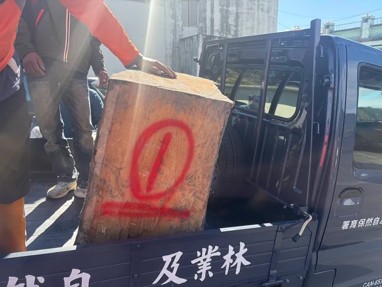 警方在廂型車查扣6塊林木，經專家鑑定確認為國寶級扁柏。民眾提供