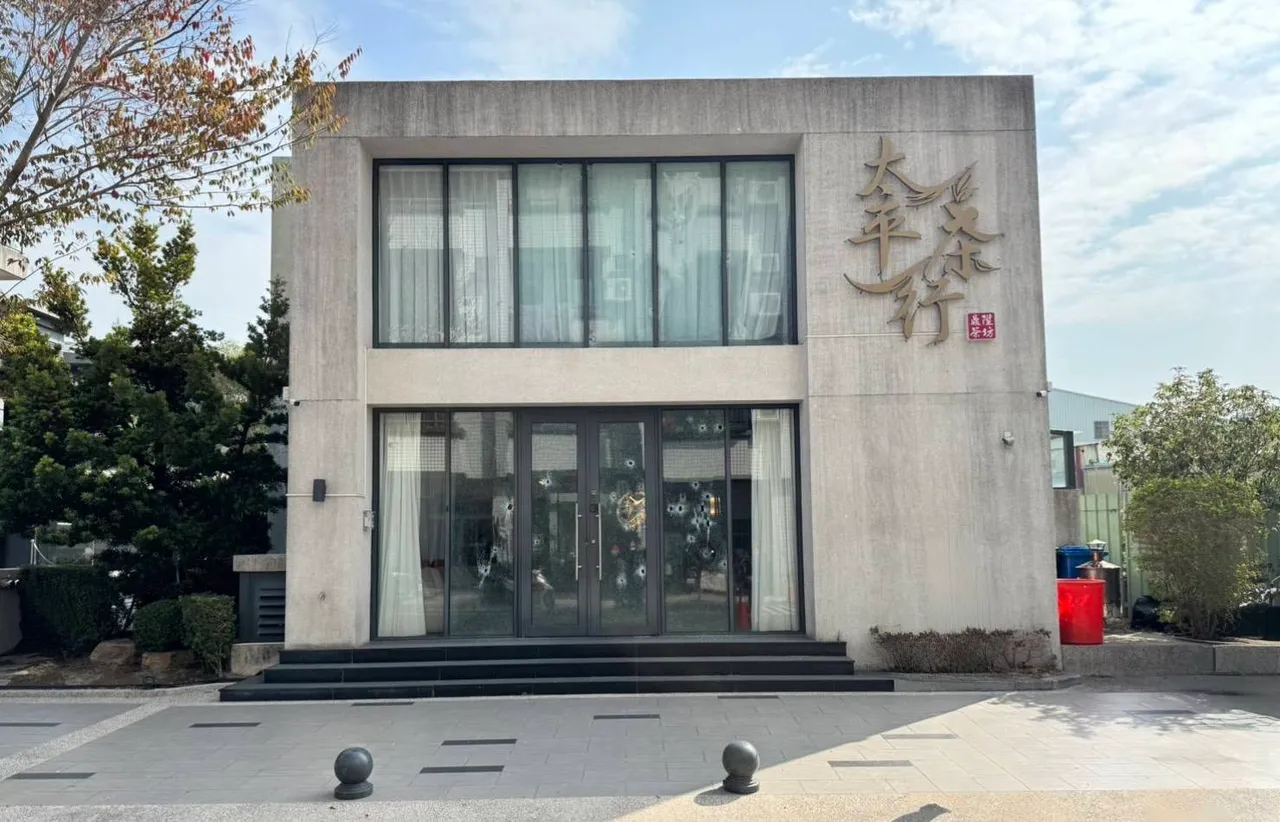 台中市太平區1家茶行昨天上午遭人開槍掃射，玻璃門被射成蜂窩。民眾提供