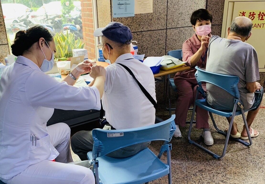 「左流右新」奏效 長者新冠接種率一年增3成