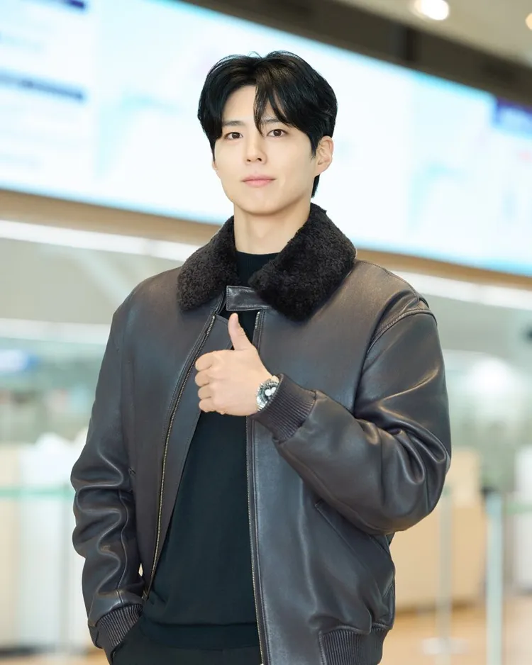 朴寶劍這組拍照姿勢相當「老派」。品牌提供