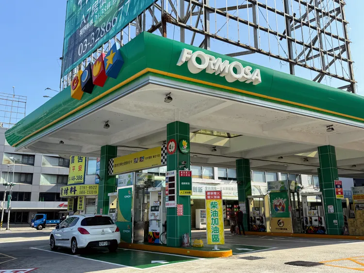 今預估下週汽油調漲0.2元至0.3元、柴油漲0.4元至0.5元。調漲後，其中發油量最大的95無鉛汽油恐漲至每公升29元。圖為台亞加油站。攝影中心