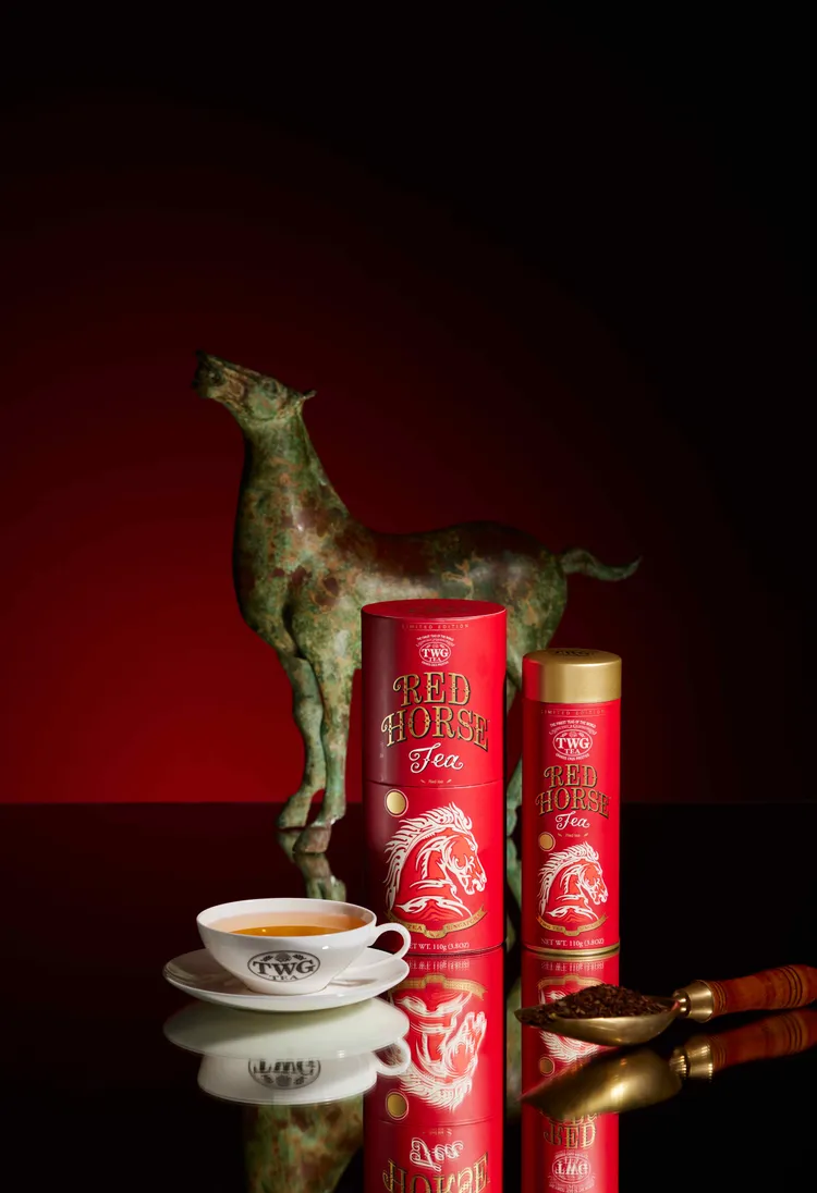 TWG Tea赤馬迎禧茶選用南非國寶茶為基底，綻放自然奔放的飽滿香氣，茶湯映現紅寶石般光澤，是一款全天皆宜的無茶鹼特調。業者提供