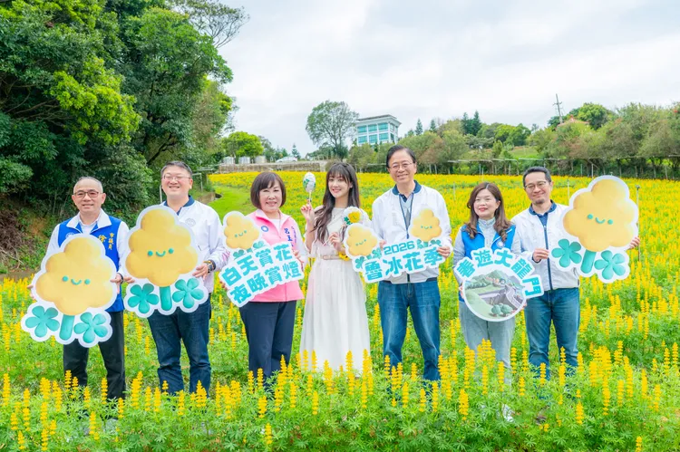 桃園市長張善政及神秘嘉賓林逸欣與長官貴賓共同於魯冰花海合影。觀光局提供