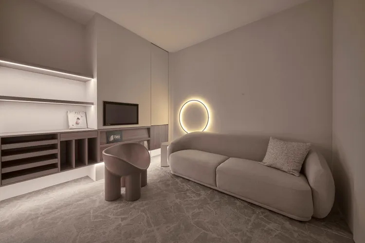 溫暖光線、雅致傢具，讓每位顧客在療程開始前就能享受片刻放鬆。