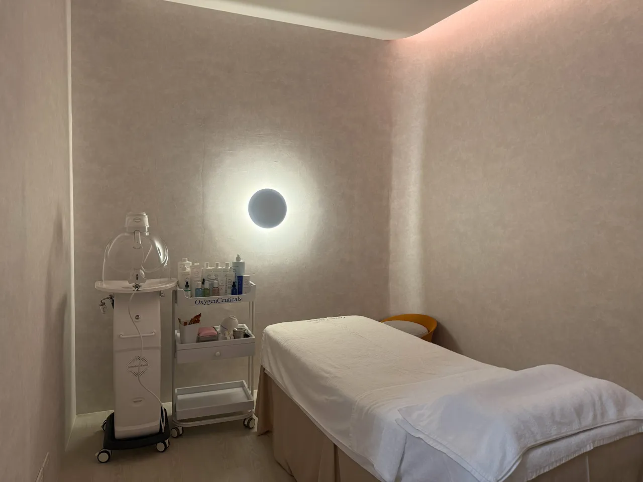 晶翎美學攜手 OxygenCeuticals 氧麗可絲讓每一次護理都從安靜、細緻的空間開始，讓肌膚與心情同步放鬆。