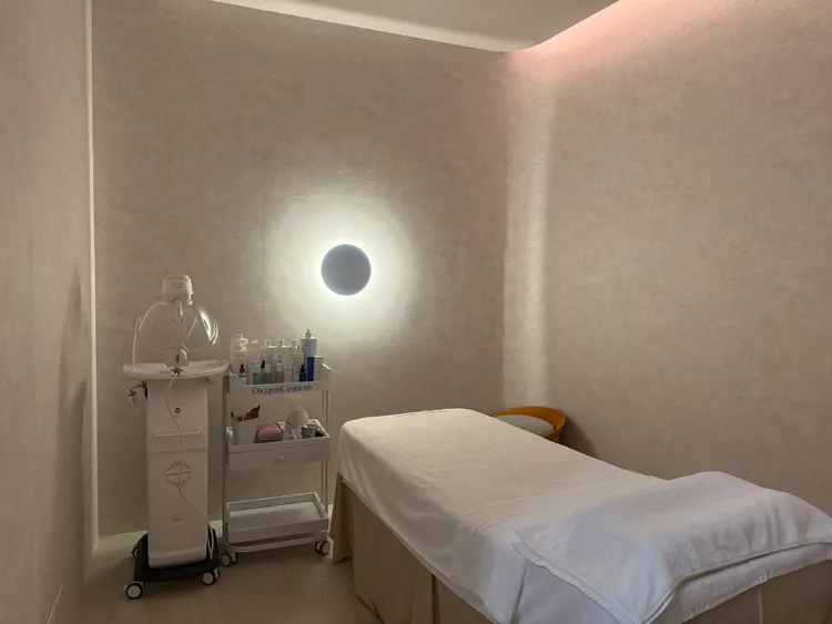 晶翎美學攜手 OxygenCeuticals 氧麗可絲讓每一次護理都從安靜、細緻的空間開始，讓肌膚與心情同步放鬆。